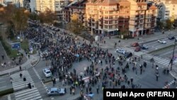 Протест во Нови Сад подади уривањето на настрешницата на Железничката станица.