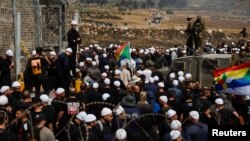 Druzë izraelitë duke kaluar kufirin për të vizituar familjarët në Siri, mes konfliktit të vazhdueshëm në zonat e druzëve në Siri, më 16 korrik.