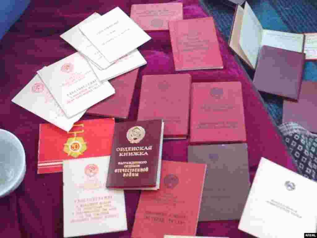 Медалу нишонҳояшро дуздиданд