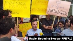 Уредникот на Нова Македонија Зоран Димитровски зборува на протестот на новинарите пред судот во Скопје поради притворањето на нивниот колега Томислав Кежаровски од Нова Македонија на 31 мај 2013 година.