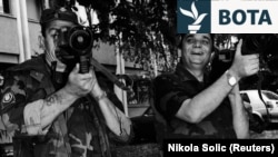 Në të djathtë të fotografisë është Branimir Gllavash, në gjyqin e të cilit për krime lufte në Kroaci kundër serbëve ishte dëshmitari kyç, Krunosllav Fehir. Osijek, gusht 1991.