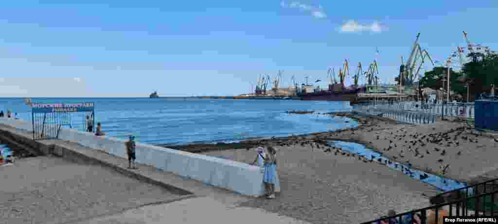 Неизменным остается речка-«вонючка», несущая свои стоки в море у Феодосийского порта