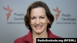 Anne Applebaum, jurnalista și istoricul american, a vizitat biroul din Kiev al RFE/RL în 2017, cu ocazia lansării cărții ei despre Holodomor: „Foametea roșie: războiul lui Stalin împotriva Ucrainei”, Kiev, Ucraina, 20 noiembrie 2017. 