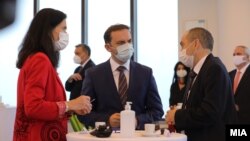 Илустрација - Германската амбасадорка Анке Холштајн, министерот Бујаро Османи и бугарскиот амбасадор во Скопје, Ангел Ангелов (МНР Скопје, 28 октомври 2020)