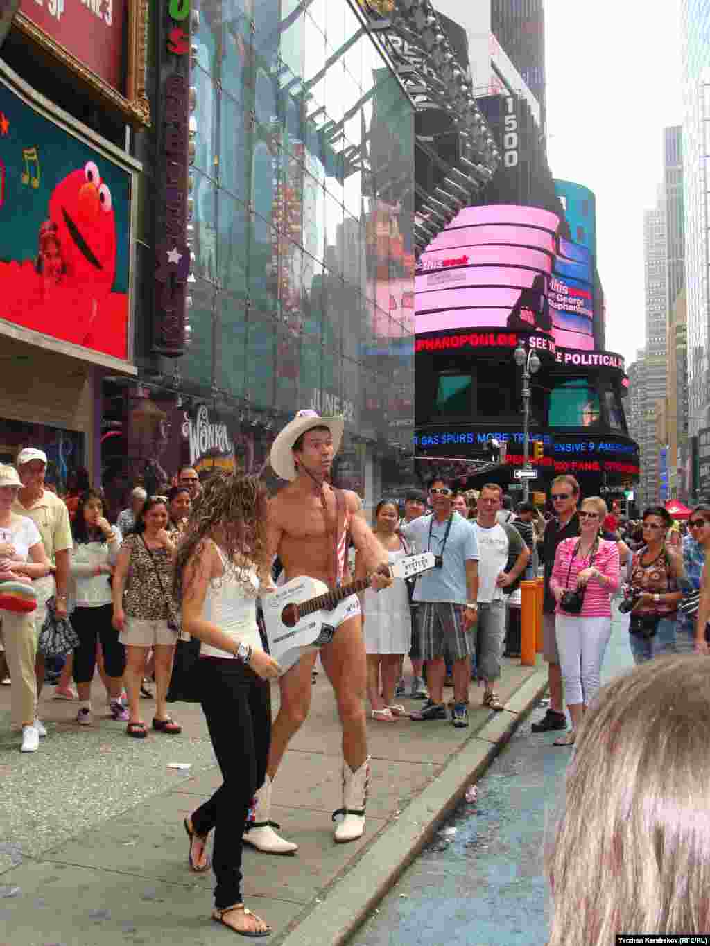 Тот же Нью-Йорк, но уже Манхэттен, уже другая Америка, настоящая Америка, как её называют. В эмигрантских кварталах наподобие Брайтон-Бич, в отличие от фешенебельного центра Нью-Йорка, небоскрёбов и сногсшибательных шоу не увидишь.