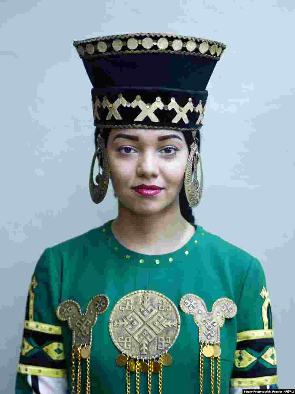 Ивайкова Катя, 22 года, танцовщица. &quot;У меня папа мари, а мама русская, и семья более православная, чем обычно бывает в Марий Эл.&nbsp;Лично себя марийкой не ощущаю, не знаю языка. Как по мне, так настоящии марийцы остались только в деревнях. Хотя вот связь с природой осталась. Иногда хочется взять и уйти медитировать в лес. В городе порой перед сном включаю звуки леса&quot;.