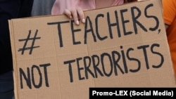 În 2018, zeci de profesori, elevi și părinți de la rețeaua de licee „Orizont” au protestat contra expulzării profesorilor.