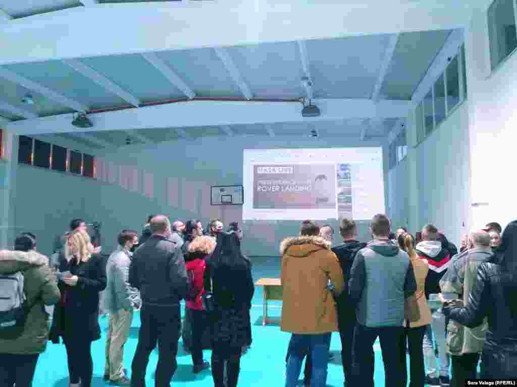 Stanovnici Jezera prate program američke svemirske agencije NASA iz sale Osnovne škole &#39;Vuk Karadžić&#39;. Više od pedesetak ljudi skupilo se kako bi zajedno dočekali slijetanje rovera na krater Jezero.&nbsp;
