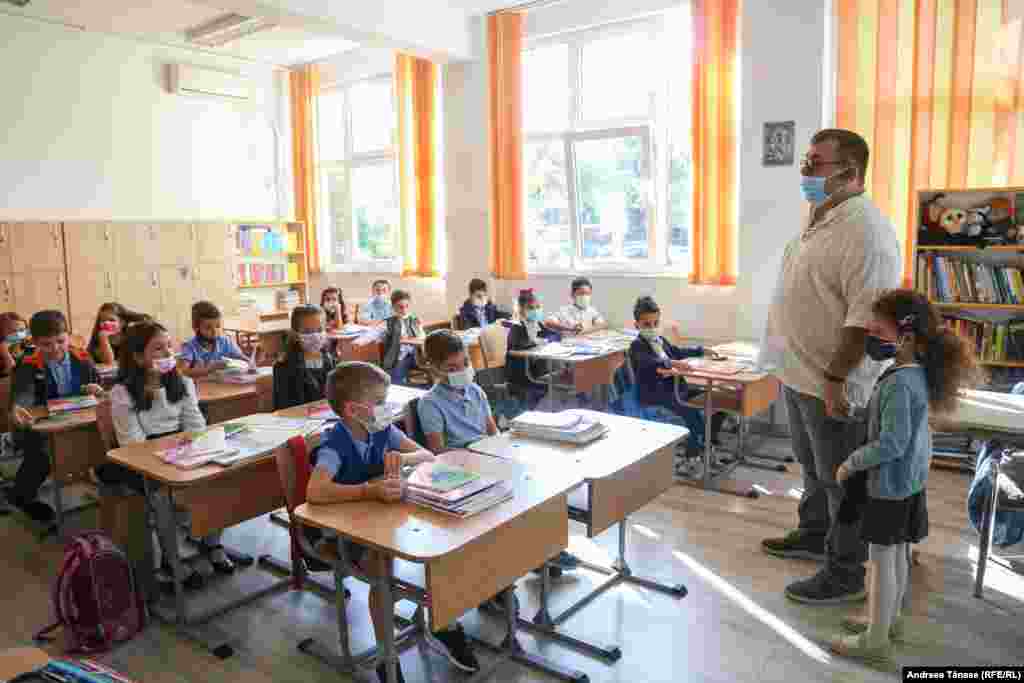 Ordinul celor două&nbsp;ministere prevede că&nbsp;fiecare&nbsp;școală&nbsp;trebuie dotată&nbsp;cu izolator pentru copiii care&nbsp; au simptome specifice COVID-19.&nbsp; În imagine, învățătorul Cătălin Pintilie le vorbește elevilor din clasa I, în prima zi de școală, la Școala Gimnazială Orizont din București.