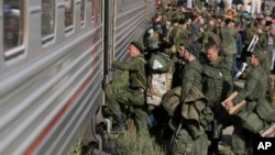 Российские новобранцы садятся в поезд на железнодорожной станции в Волгоградской области, Россия, 29 сентября 2022 года (иллюстративное фото)