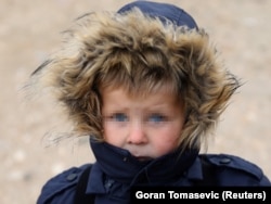 Šezdesetak djece čiji su roditelji iz BiH i dalje je u dva kampa u Siriji. Jedan od njih je i dječak s fotografije koji je u kampu Roj s majkom i troje braće i sestara.