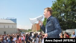 Ilir Deda na protestima ispred Skupštine Kosova