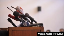 Mikrofoni televizija u Srbiji postavljeni na govornici, 7. jun 2018.