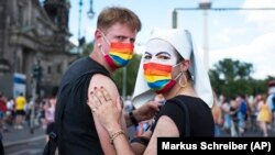 Dy pjesëtarë të Paradës së Krenarisë, të mbajtur këtë vit në Berlin.