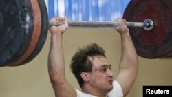 Илья Ильин, казахстанский тяжелоатлет, чемпион Олимпийских игр 2008 года в Пекине, готовится к Олимпиаде в Лондоне. Алматы, 20 марта 2012 года. 