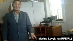 Инвалиду выдают исправную коляску - пока сломанная в ремонте. Семей,10 января 2013 года.