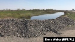 Окольцовка поселка Габидена Мустафина защитными валами, которые, как считают районные власти, помогут сдержать воду в период паводка, Карагандинская область, 8 мая 2019 года.