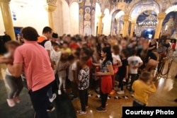 Djeca ljube relikvije u hramu SPC-a u Baru.