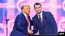 Дональд Трамп и Чарли Кирк на консервативном митинге в Аризоне в декабре 2024 года