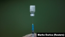 Medicinski radnik napunio špricu vakcinom Pfizer-BioNTech u centru za vakcinaciju COVID-19 u Zdravstvenom centru u Nišu