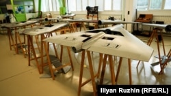 Sastavljanje Samjet dronova u tvornici.