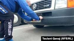 Osoba pokriva registarske tablice svog automobila, Merdare (20. septembar)