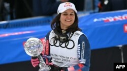 20-годишната хърватска скиорка Зринка Лютич позира с Малкия кристален глобус в слалома след края на последния старт за сезона в Сън Вали, САЩ, 27 март 2025 г.