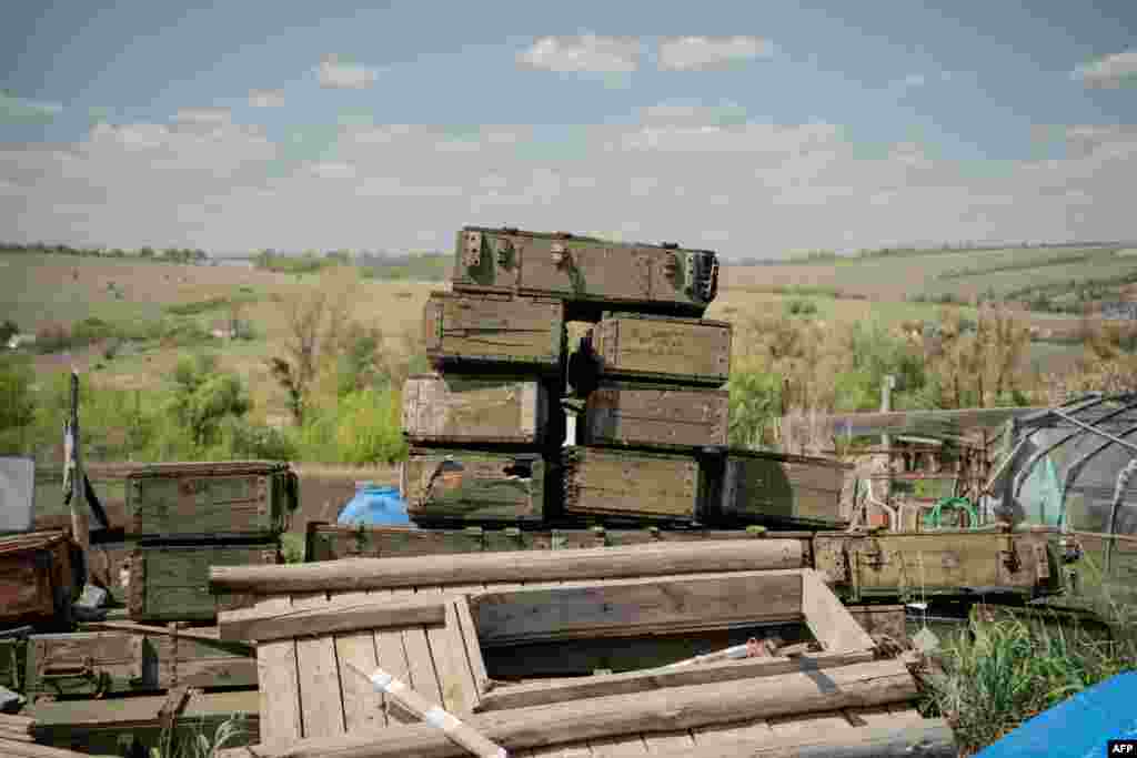 A házuk előtt még mindig orosz tüzérségi lövedékek dobozai vannak felhalmozva – mutatja Viktor, majd nosztalgikus mosollyal hozzáteszi: „a szovjet időkben a tüzérségnél szolgáltam, úgyhogy egy kicsit értek hozzá”