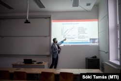 A Pécsi Tudományegyetem Közgazdaságtudományi Karának adjunktusa Virtuális közösségek órát tart.