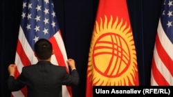 Флаги Кыргызстана и США.