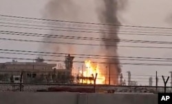 O captură de ecran de la televiziunea iraniană de stat arată incendiul de la zăcământul de gaze South Pars în urma unui atac israelian cu drone.