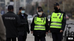 Илустрација - Полиција контролира дали се почитува мерката за носење заштитни маски за лице, Скопје декември 2020