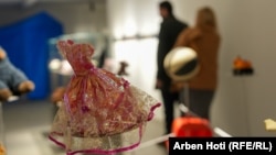 Razni eksponati i fotografije su izloženi u Muzeju dece rata u Prištini, 22. januara 2025.