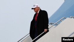 Presidenti amerikan, Donald Trump, duke zbritur nga aeroplani presidencial. Kanada, 15 qershor 2025. 