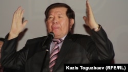 Поэт Мухтар Шаханов, член комиссии по земельной реформе.