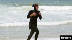 Një grua me burkini në plazh. Fotografi ilustruese nga arkivi.