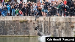 Protestatari din Bristol aruncă statuia lui Edward Colston