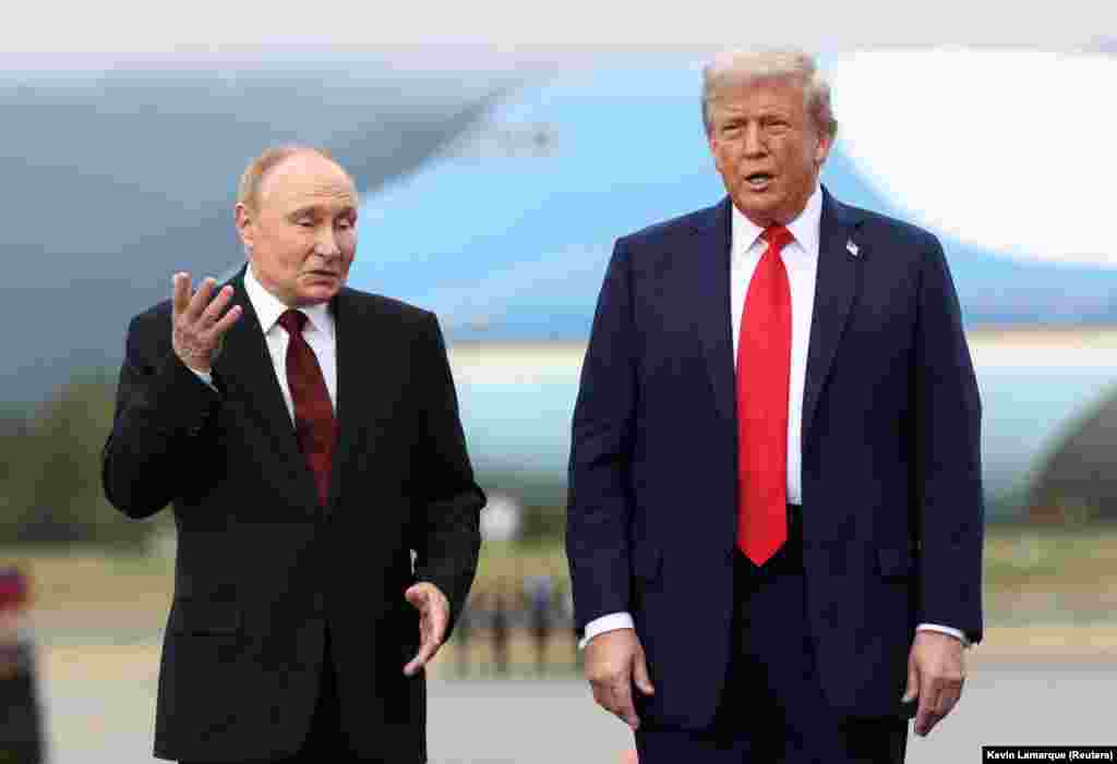 Meglepő módon Putyin ezután csatlakozott Trumphoz a „The Beast”, azaz a Szörnyetegként emlegetett amerikai elnöki limuzinban, és lazán elbeszélgettek, miközben a találkozó helyszíne felé tartottak, ami ritka megtiszteltetés egy ellenséges nemzet vezetője számára