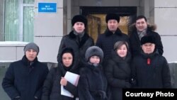 Адвокат Хамида Айткалиева (вторая справа в нижнем ряду) со своими коллегами после судебного заседания по иску министерства юстиции, настаивающего на отзыве лицензии. 