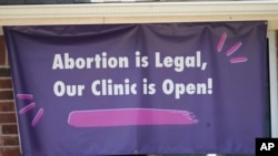 Një pano para një klinike në Teksas, ku shkruan: "Aborti është legal. Klinika jonë është hapur".