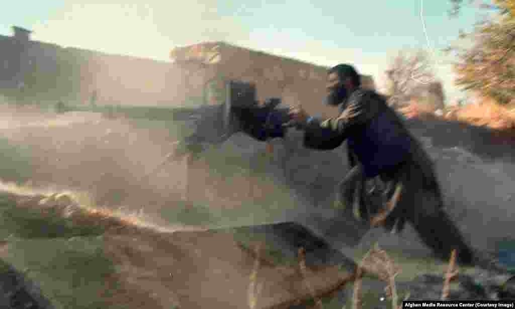 Borac za teškom automatskom puškom. Neke od mudžahedina koje je finansirala CIA bili su radikalni islamisti koji će kasnije formirati grupe organizovane kao &ldquo;terorističke organizacije&rdquo;. Iako se Osama bin Laden borio protiv Sovjeta, osporavano je da je ikada primao pomoć od Sjedinjenih Država.