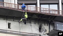 Работниците го истражуваат местото на падот на собореното украинско беспилотно летало во Москва, Русија, 14 март 2025 година