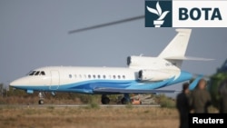 Avioni që barti presidenten e Komisionit Evropian, Ursula von der Leyen, dhe stafin e saj ngrihet nga pista e bazës ajrore "Mihail Kogalniceanu", pranë Konstancës, Rumani, 1 shtator.