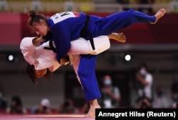 Nora Gjakova gjatë ndeshjes me Tsukasa Yoshida në gjysmëfinale të Lojërave Olimpike "Tokio 2021". 26 korrik 2021.