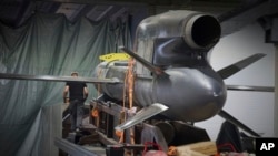 Muncitorii inspectează rachetele Flamingo într-o fabrică secretă Fire Point din Ucraina, joi, 14 august 2025.