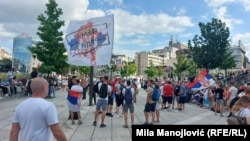 Zastava Kosova u bojama srpske zastave na kojoj piše "Nema predaje" na studentskom protestu 28. juna 2025. 