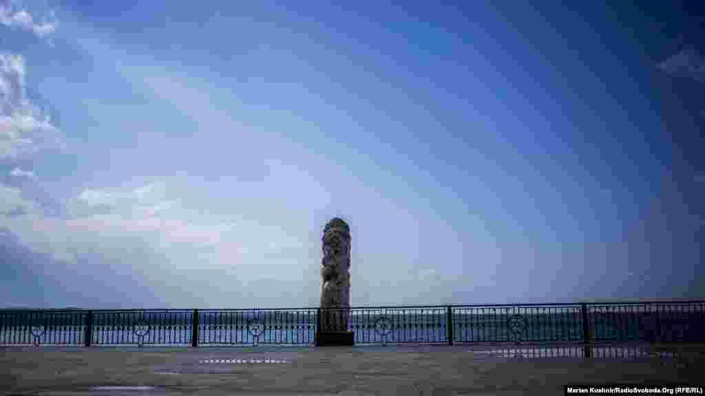 Місто Світлодар. По той бік ставу – проросійські бойовики. У момент зйомки в бік сусіднього населеного пункту Луганське звідти вистрілили із міномета 82-го калібру. Такий мирний пейзаж залишається у немирному Світлодарську