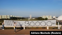 Umjetnički performans "Otišla je nečija ljubav - 30.000 mrtvih" u Braziliji, 2. jun 2020. 