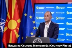 "Poslednja tragedija me je mnogo pogodila. Zato sam danas iz moralnih razloga ponudio pismenu ostavku premijeru Zaevu", kazao je Venko Filipče