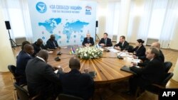 Dmitri Mevedev, fost președinte rus, șeful partidului Rusia Unită, stă de vorbă cu delegații la reuniunea despre colonialism de la Moscova, pe 16 februarie. 